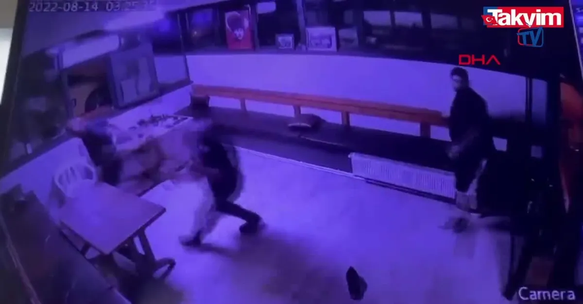 Şile'de duraktaki taksiciye saldırı kamerada! Sandalye ve sopalarla saldırdılar