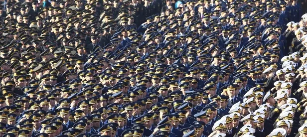 Hain generallerin rütbeleri söküldü