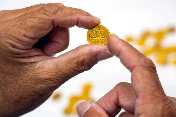 cilgin-kesif-gerceklestirildi-her-yerden-sakir-sakir-altin-fiskiriyor-14-asir-boyunca-saklamislar-1686565019821.jpg Çılgın keşif gerçekleştirdi! Her yerden şakır şakır altın fışkırıyor! Tam 170 gram ağırlığında...-2