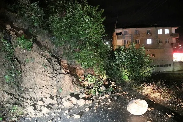 Rize'de heyelan! Heyelan nedeniyle o yol 2-3 gün trafiğe kapalı olacak-1