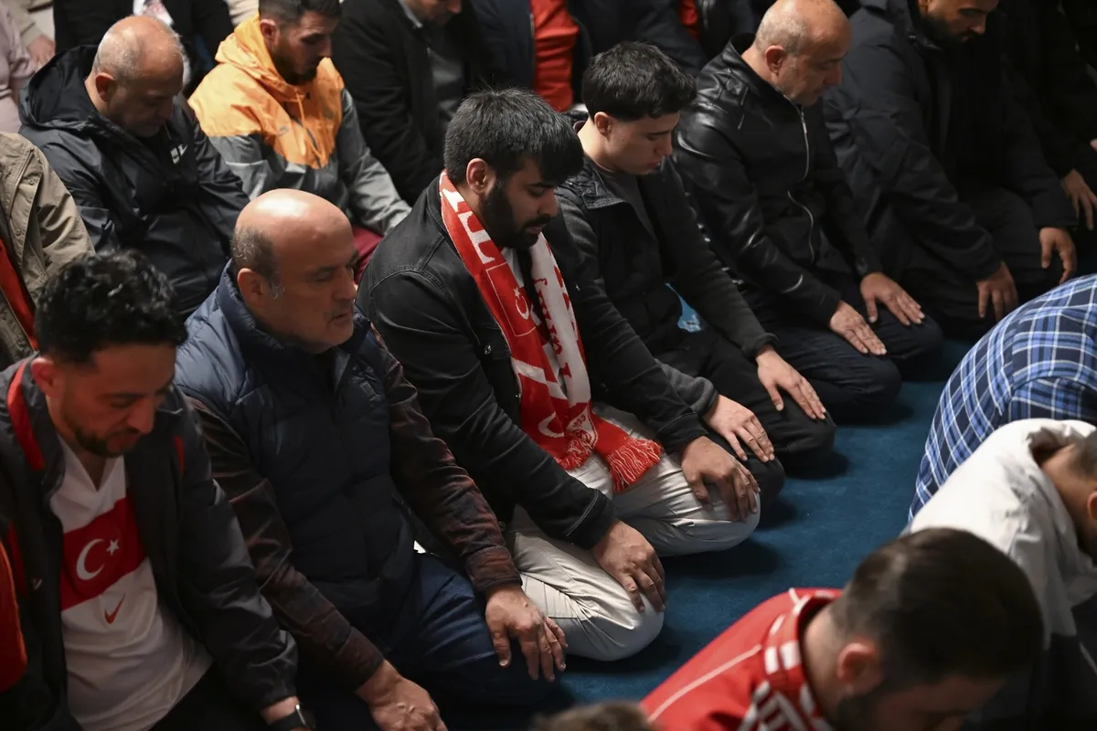 Ay-yıldız kıyam! Önce namaza sonra meydanlara: A Milli Takım'a tekbirlerle destek-3