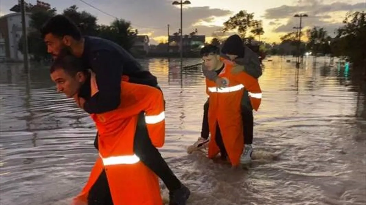 Manavgat'ı sel vurdu: Mahsur kalan 236 kişi kurtarıldı