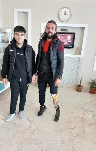Tren çarpması sonucu ayağını kaybeden 15 yaşındaki futbolcu Eren Bulut umudunu kaybetmedi!