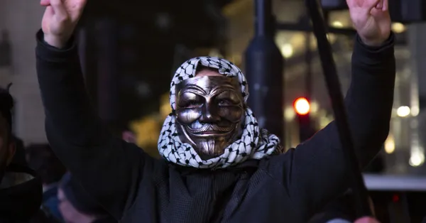 Londra'da sokaklar karıştı: Şenlik Ateşi Gecesi'nde protestocular polisle çatıştı