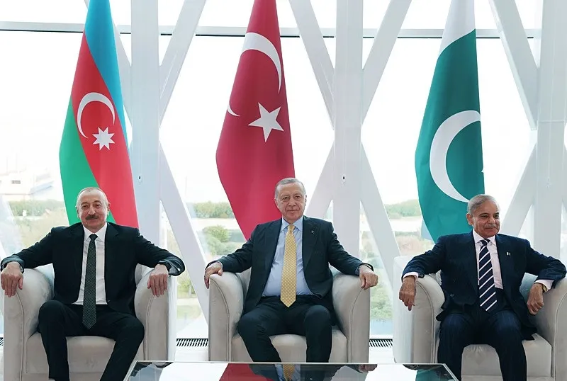 Başkan Erdoğan, İlham Aliyev ve Şahbaz Şerif (DHA)