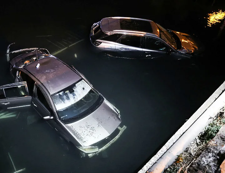 Zeytinburnu’nda iki otomobil dereye uçtu!