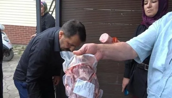 kurban-eti-yerine-kolilerden-bozuk-salam-sucuk-cikmisti-baba-ogulun-mahkeme-salonundaki-piskinlikleri-pes-dedi-1703166068618.jpeg Kurban eti yerine kolilerden bozuk salam, sucuk çıkmıştı! Baba- oğulun Mahkeme salonundaki pişkinlikleri pes dedirtti-5