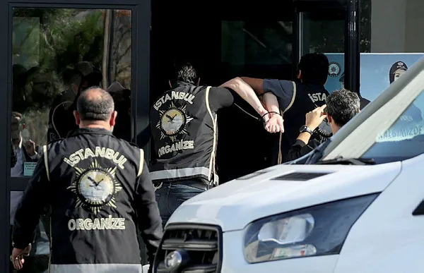 son-dakika-sedat-pekerin-basin-danismani-emre-olur-arnavutlukta-yakalanarak-turkiyeye-getirildi-1663488307302.jpg SON DAKİKA | Sedat Peker'in basın danışmanı Emre Olur Arnavutluk'ta yakalanarak Türkiye'ye getirildi-3