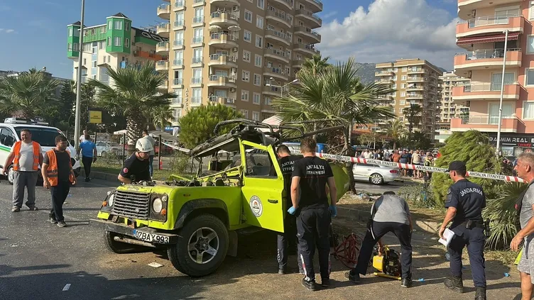 Antalya'da safari aracı ile otomobil çarpıştı: 2 ölü, 15 yaralı