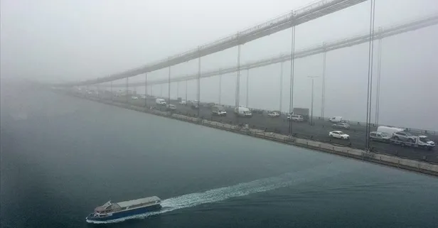 İstanbul Boğazı'nda yoğun sis: Gemi trafiği askıya alındı vapur seferleri iptal edildi