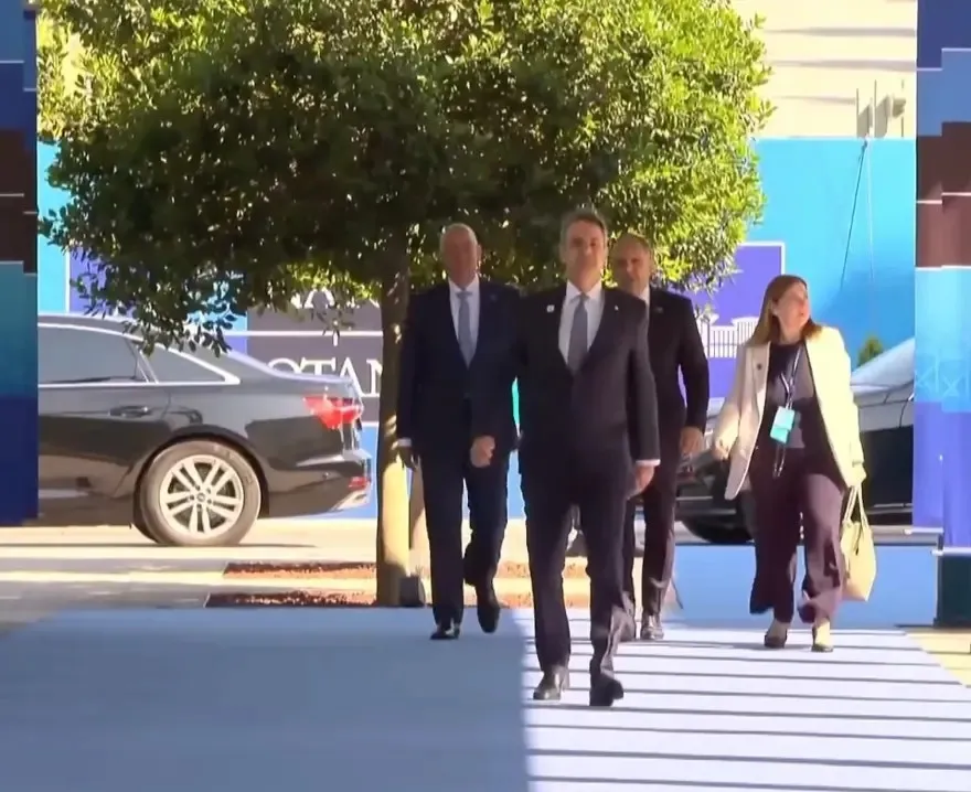 nato-zirvesinde-kare-kare-mesaj-ayakkabidan-turkuaz-haliya-carpici-analiz-1783608710408.jpeg NATO Zirvesi’nde kare kare mesaj: Ayakkabıdan turkuaz halıya çarpıcı analiz-7