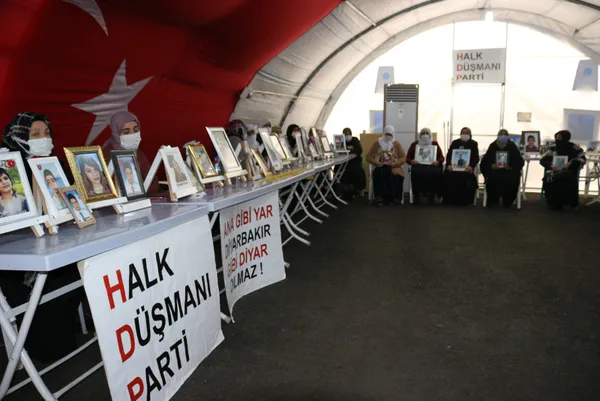 diyarbakir-hdp-il-baskanligi-onunde-annelerin-nobeti-505-gundur-devam-ediyor-pkk-iftiralara-basladi-1611048731846.jpg Diyarbakır HDP İl Başkanlığı önünde annelerin nöbeti 505 gündür devam ediyor! PKK iftiralara başladı-5
