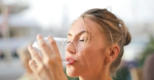 Bu alışkanlık yaşlanmayı hızlandırıyor! Uzmanı açıkladı: Suyu böyle içerseniz...