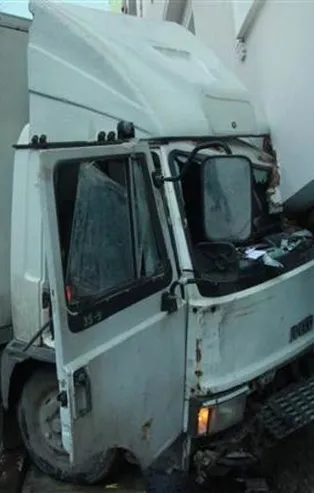 Beyoğlu'nda feci kaza! Kamyonet binaya çarptı