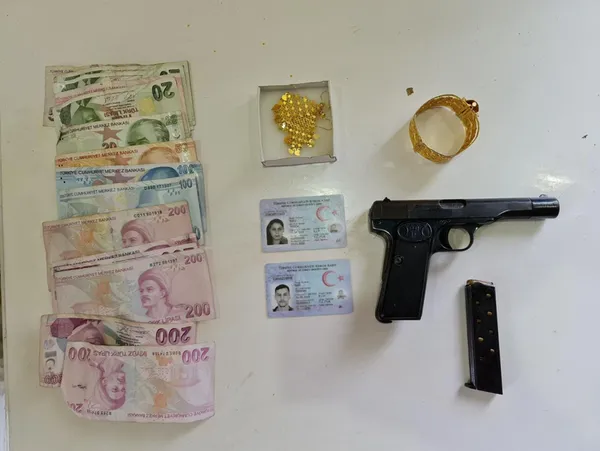 ayakkabilari-koklayarak-calan-hirsizlar-kokuyorsa-ve-sicak-ise-eve-yeni-geldigini-anliyoruz-1650614466773.jpg Ayakkabıları koklayarak çalan hırsızlar: Kokuyorsa ve sıcak ise eve yeni geldiğini anlıyoruz-4