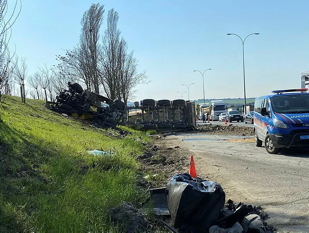 tem-silivri-kaza-ani-goruntuleri-silivri-tem-otoyolu-kazasi-olu-yarali-var-mi-dehset-anlari-iste-boyle-goruntu-1679923610227.jpg TEM SİLİVRİ KAZA ANI GÖRÜNTÜLERİ İZLE - Silivri TEM otoyolu kazası ölü yaralı sayısı kaç? Dehşet anları işte böyle görüntülendi!-5