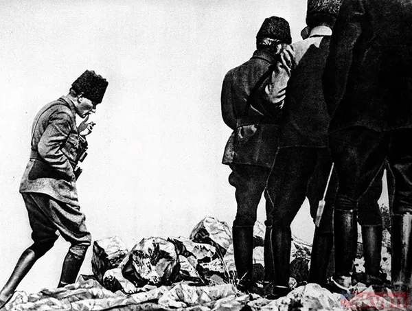 Büyük Zafer Ve Kırık Kağnı Başkomutan Mustafa Kemal Paşa, Türk Ordusu'nun Kurtuluş Savaşı'nda Kazandığı En Önemli Zaferin Arifesinde, 30 Ağustos Sabahında Şimdi...