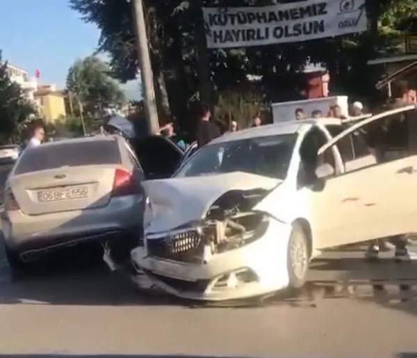 duzcede-kavsakta-iki-otomobil-carpisti-6-yarali-1658605043984.jpg Düzce’de kavşakta iki otomobil çarpıştı: 6 yaralı-3