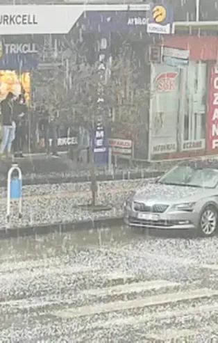 Kars'ta nisan ayının sonunda dolu yağdı