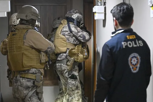 istanbul-merkezli-18-ilde-siber-dolandiricilik-operasyonu-153-kisi-gozaltinda-1680841466937.jpg İstanbul merkezli 18 ilde siber dolandırıcılık operasyonu: 153 kişi gözaltında-5