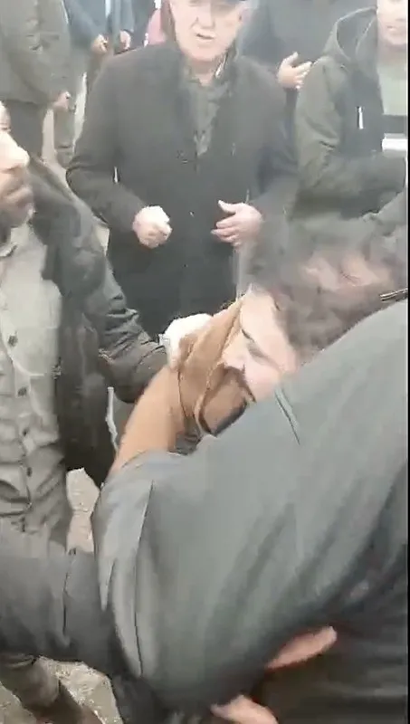 chpli-mustafa-bozbeye-yumruklu-saldiri-girisimi-o-da-chpli-cikti-1767705784361.jpeg CHP'li Mustafa Bozbey'e yumruklu saldırı girişimi.... O da CHP'li çıktı-3