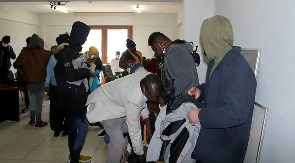 izmir-aciklarinda-afrika-ve-asya-uyruklu-31-siginmaci-yurt-disina-cikmaya-calisirken-yakalandi-1608392037408.jpg