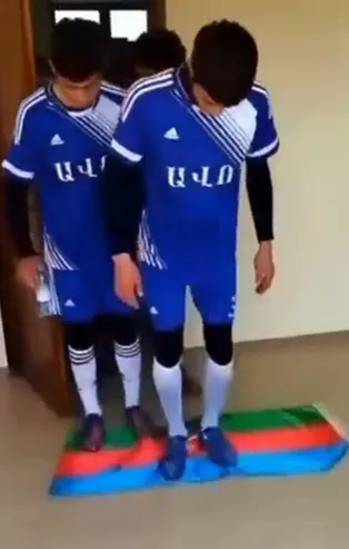Ermeni futbolculardan skandal hareket! Azerbaycan bayrağının üzerine basıp ayaklarını sildiler