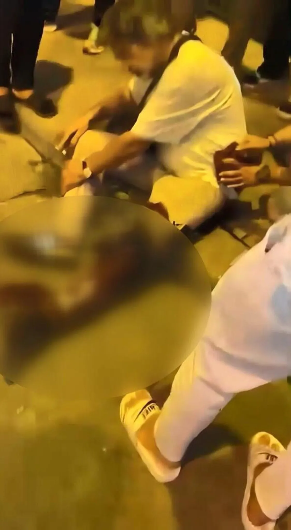 beyoglunda-pitbull-terorune-kanli-cevap-kopegine-sahip-cik-deyip-bicakladi-1785936104875.jpeg Beyoğlu'nda pitbull terörüne kanlı cevap! "Köpeğine sahip çık" deyip bıçakladı-1