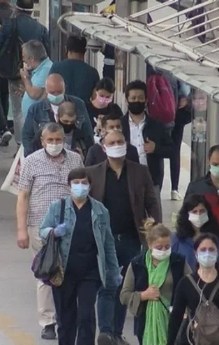 Metrobüsler normalleşmenin ilk gününde de yoğun! Vatandaş duruma isyan etti!