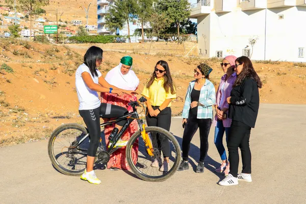 mardin-derikte-3-cocuk-annesi-sevdet-baki-5-ayda-ilcedeki-72-kadina-bisiklet-surmeyi-ogretti-1634022635196.jpg Mardin Derik'te 3 çocuk annesi Sevdet Baki 5 ayda ilçedeki 72 kadına bisiklet sürmeyi öğretti-3