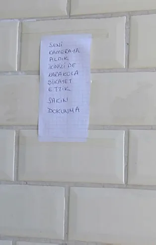 Bayrampaşa'da akıllara durgunluk veren hırsızlık! Apartman sakinleri hırsıza not bıraktı