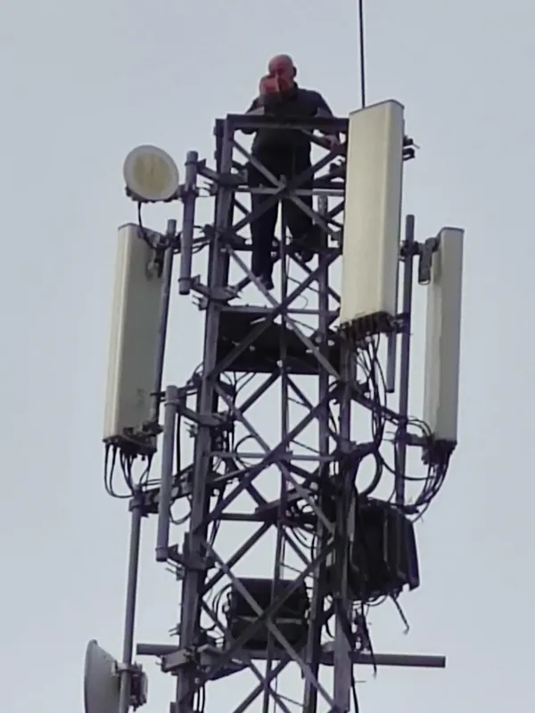 baz-istasyonunda-intihar-girisimi-1654877632614.jpg Baz istasyonunda intihar girişimi-3