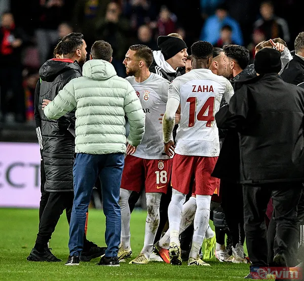 Galatasaray - Sparta Prag maçı bitti saha karıştı! Kırmızı kart gören Okan Buruk'tan flaş açıklama: "Soyunma odasına geldi" - 9