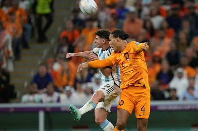 Arjantin penaltı atışlarında Hollanda'yı 4-3 yenerek yarı finale yükseldi! Messi, Weghorst'a 'aptal' diye seslendi