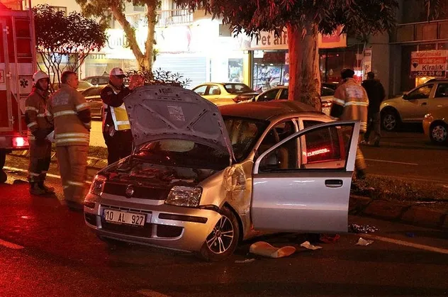 İzmir'de otomobil refüjdeki direğe çarptı: 1 ölü, 2 yaralı