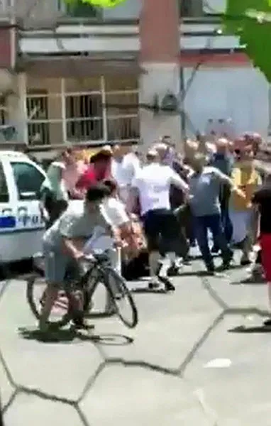 Adana'da tacizciyi linçten polis kurtardı