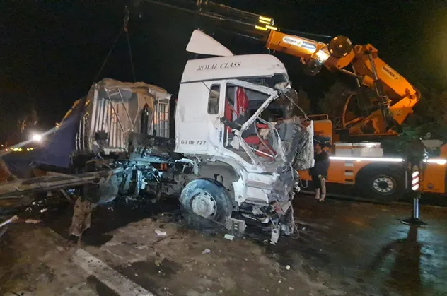 Hafriyat yüklü TIR devrildi! TEM Otoyolu ulaşıma kapandı