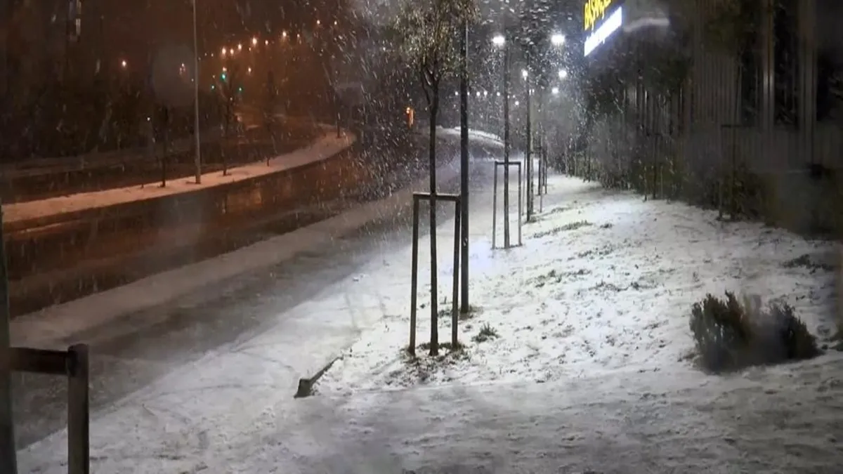 İstanbul sokakları beyaza büründü! Yoğun kar yağışı sürücülere zor anlar yaşattı