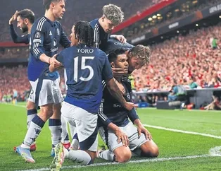 Manchester United finalin kapısını araladı