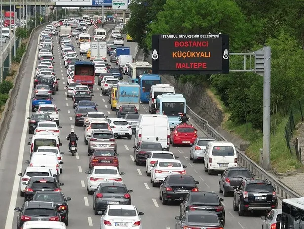 istanbulda-trafik-yogunlugu-artti-guncel-yol-durumu-1621614438319.jpeg