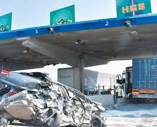 Kararsız kaldı TIR’ın altına daldı!