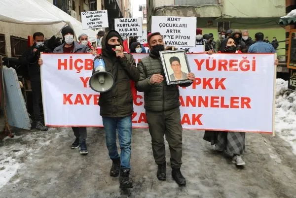 Aileler "Kahrolsun PKK" diye slogan attı HDP'liler engellemeye çalıştı-3