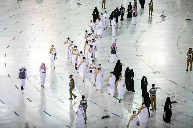 Hacılar ziyaret tavafı için Mescid-i Haram'da
