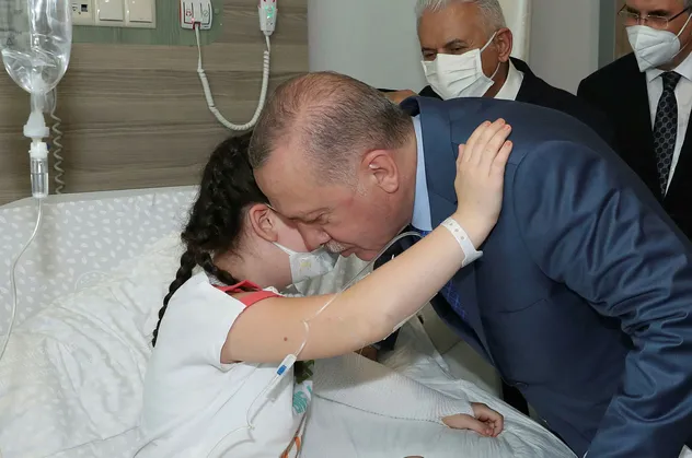Başkan Recep Tayyip Erdoğan'ı hasta yatağında gören bir çocuk sevinçten gözyaşlarına hakim olamadı