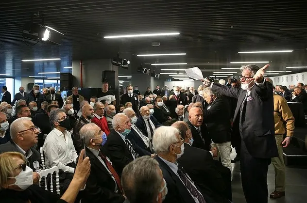 Beşiktaş Divan Kurulu karıştı! Fikret Orman'a sert sözler: Kaçıp gitme! Dinleyeceksin