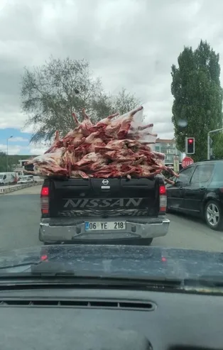Ankara Polatlı'da pes dedirten görüntü! Kilolarca et kamyonet kasasında böyle taşındı