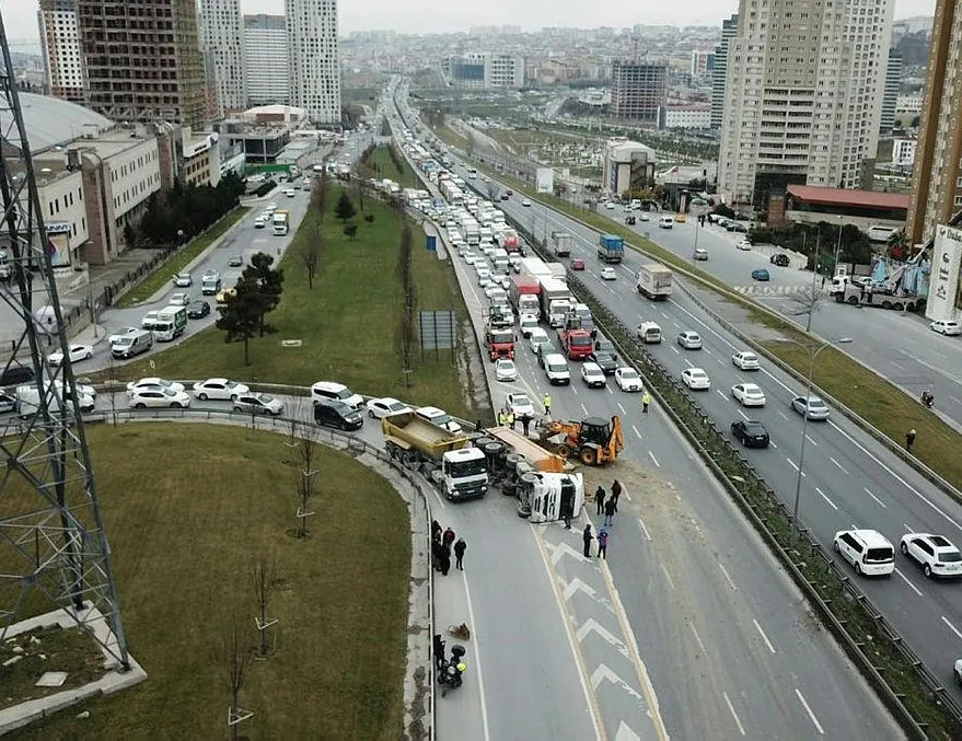 TEM’de trafiği kilitleyen kaza!