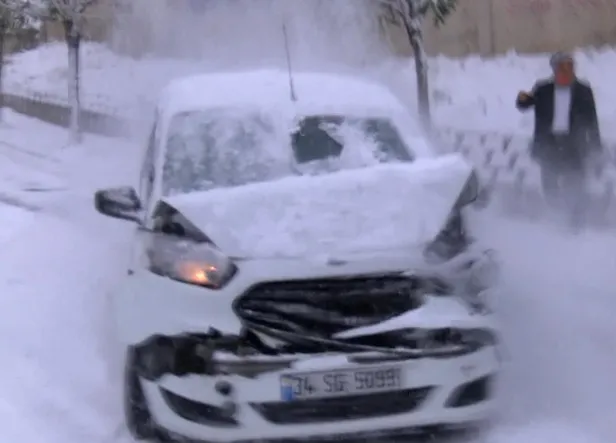 SON DAKİKA: Kağıthane'de sokaklar buz pistine döndü! Kaza anı kamerada-2