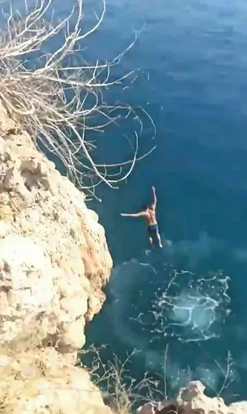 antalyada-20-metre-yukseklikten-kafayi-yemissiniz-dedirten-atlayis-1603711430504.jpg