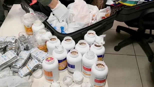 Antalya Havalimanı'nda şüpheli adamı durduran polisler çok sayıda uyuşturucu madde ele geçirdi-4